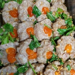 หมูสับหน้าไข่แดงเค็ม แบบนึ่งนะคะ 3 ชิ้น (โรยกระเทียมเจียว)