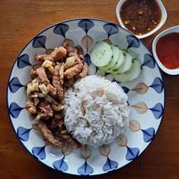 ข้าวหมูทอด ลูกชิ้นทอด สอสอ