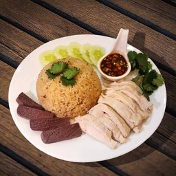 ข้าวมันไก่ (พิเศษ) ใส่กล่องพร้อมทาน