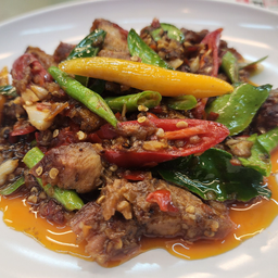 ผัดพริกแกงหมูกรอบ