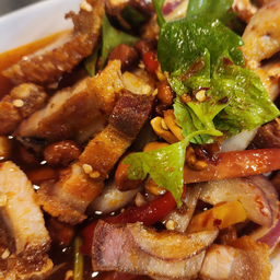 หมูกรอบยำตั้งโค้ว