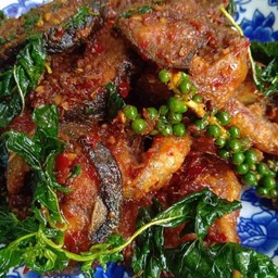 ปลาดุกกรอบผัดพริกแกง