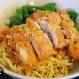 ก๋วยเตี๋ยวแห้งคลุกซอสไก่กรอบ
