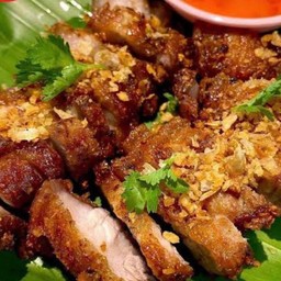 สามชั้นทอดกระเทียม 100 กรัม