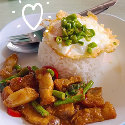 ข้าวผัดพริกแกงหมูกรอบ