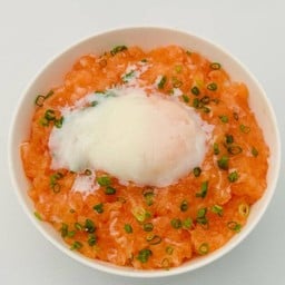 ข้าวหน้าแซลมอนสับท็อปไข่ออนเซ็น