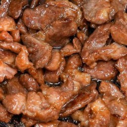 ไก่ชิ้นผัดน้ำมันหอยราดข้าว
