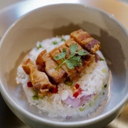 ข้าวขยำ สามชั้นทอด (Thai fish sauce rice with lime, spice, and fried pork belly)
