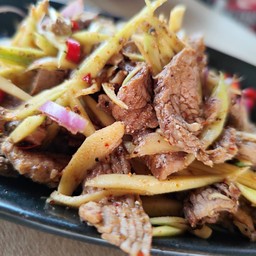 ก้อยเนื้อ มะม่วง (สุก)