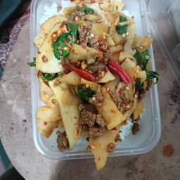 กระเพราหมูสับหน่อไม้ดองราดข้าว