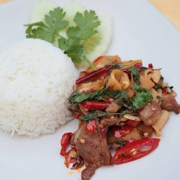 ข้าวกระเพราหน่อไม้หมู/ไก่