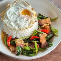 ผัดคะน้าหมูกรอบราดข้าว