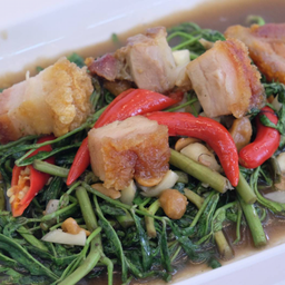 ผัดกระเฉดหมูกรอบ