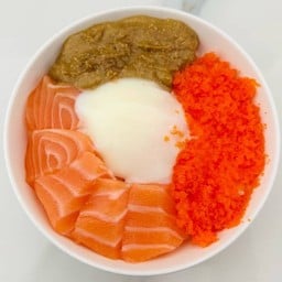ข้าวหน้าแซลมอนสดหั่นเต๋า+มันปูทาระบะ+ไข่กุ้งท็อปไข่ออนเซ็น