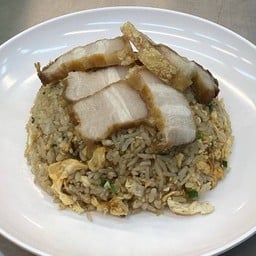 ข้าวผัดหมูกรอบ
