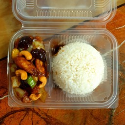 ข้าวราดไก่ผัดเม็ดมะม่วง