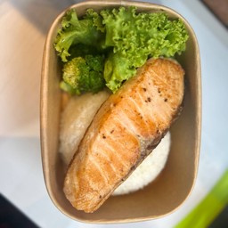 ข้าวหน้าสเต็กแซลมอน