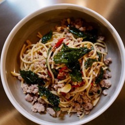 สปาเกตตีกระเพรากรอบ (Spaghetti with crispy basil)