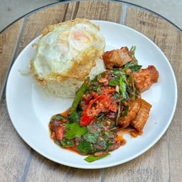 พริกแกงหมูกรอบราดข้าว