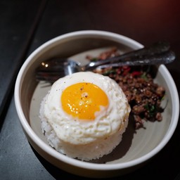 ข้าวกระเพราเนื้อไข่ดาว (Stir fried thai basil with minced beef)