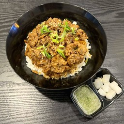 ข้าวหน้าหมูสามชั้นผัดซอสหม่าล่า