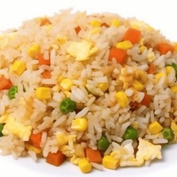 ข้าวผัดไข่ใส่ผักสามสี