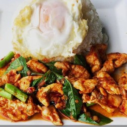 ข้าวผัดพริกแกงไก่