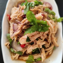 ยำไก่ฉีกใส่ข้าวคั่ว