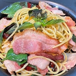 สปาเก็ตตี้เบคอนพริกแห้ง