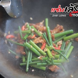 ผัดดอกหอมหมูทอด