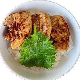 ข้าวหน้าฟัวกราส์ 3 ชิ้น