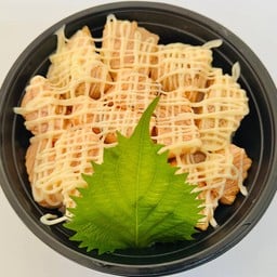ข้าวหน้าแซลมอนหั่นเต๋าเบิร์นไฟมายองเนส 120 กรัม