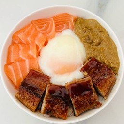 ข้าวหน้าปลาไหลย่าง+แซลมอนสดหั่นเต๋า+มันปูทาระบะท็อปไข่ออนเซ็น