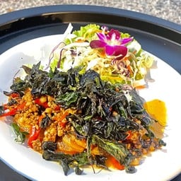 กะเพรากรอบไข่เยี่ยวม้า