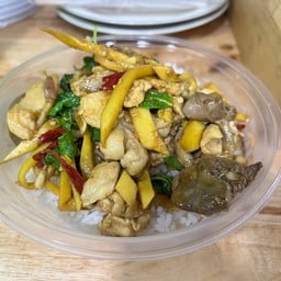 ผัดกะเพราเครื่องในไก่ ราดข้าว