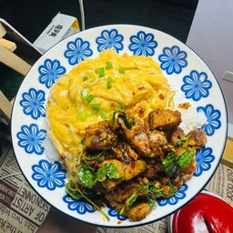 ข้าวกระเพราะหมูกรอบไข่ข้น