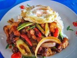 ผัดน้ำพริกเผาราดข้าว