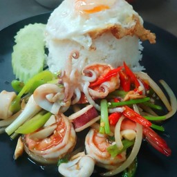 ข้าวผัดพริกหยวกทะเล