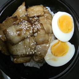 [อร่อยซ่ากับโค้ก] ข้าวหมูสามชั้นผัดซอสเทอริยากิไข่ต้ม +  โค้ก ออริจินัล (กระป๋อง)