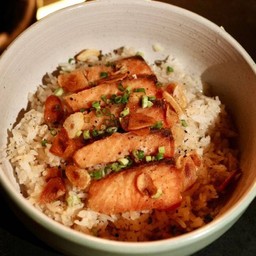 ข้าวผัดเนยกระเทียมแซลมอน (Salmon Fried Rice)