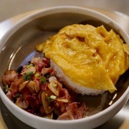 ข้าวเบคอนคั่วพริกเกลือ ไข่ข้น (Salt and chilli bacon on rice with omelette)