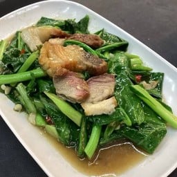 ผัดคะน้าหมูกรอบ