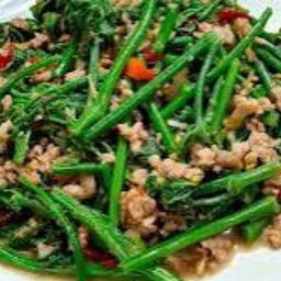 ผัดยอดมะระหมูสับไฟแดง