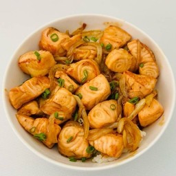 ข้าวหน้าแซลมอนผัดซอสยากินิกุ