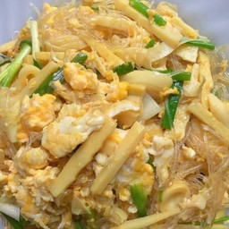 หน่อไม้ผัดไข่วุ้นเส้นราดข้าว