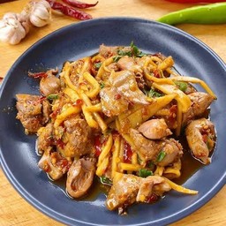 กระเพราเครื่องในไก่ใส่หน่อไม้เหลือง(ราดข้าว)