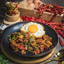 กะเพราสามหมูอารมณ์ดี (หมูสับ+หมูยอ+กุนเชียง)