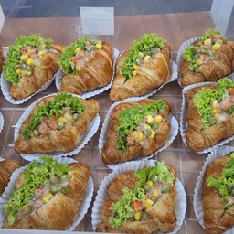 ครัวซองต์ทูน่าสลัด