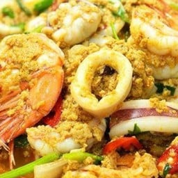 ปลาหมึก+กุ้งผัดผงกะหรี่ราดข้าว