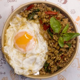 กระเพราหมูสับราดข้าว